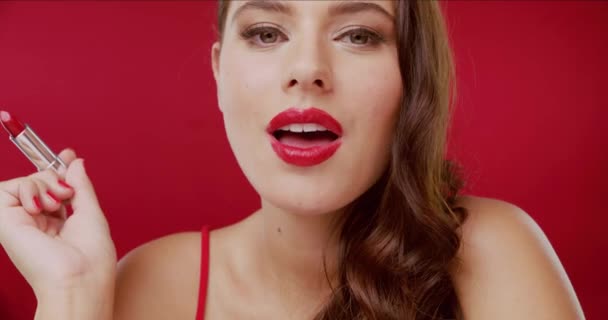 Vrouw Rode Lippenstift Applicatie Gezicht Studio Met Kleur Kus Pruik — Stockvideo