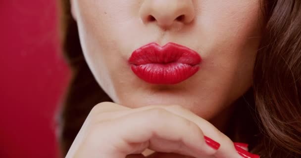 Γυναίκα Κοντινό Πλάνο Και Κραγιόν Για Φιλί Στο Στούντιο Χρώμα — Αρχείο Βίντεο