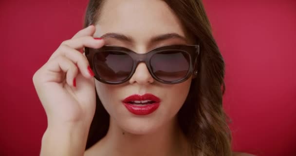 Gesicht Sonnenbrille Und Frau Mit Mode Luxus Und Make Auf — Stockvideo