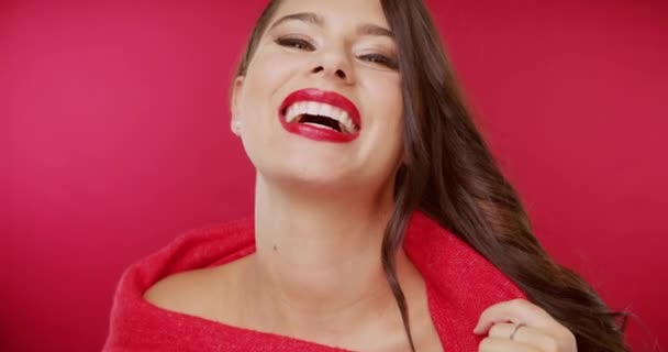 化粧品 グラマー 光のためのスタジオで女性の顔を持つメイク 笑顔と美しさ スキンケア リップスティック スタイル 虚栄心のための赤い背景の女性モデルの肖像画で輝く — ストック動画