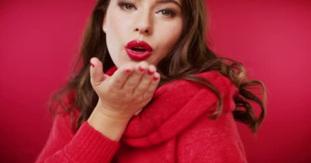 Жінка Обличчя Рука Поцілунку Студії Червоному Тлі День Святого Валентина — стокове відео