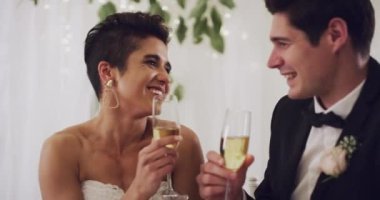 Düğün, kadeh kaldırma, gelin ve damat aşkla, törende, kutlamada ya da partide mutlu. Evlilik, etkinlik ve şampanyalı mutlu çift, kutlama ya da sohbet, gülümseme ya da sarmaşık.