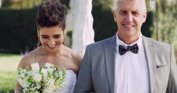 Lächeln Hochzeit Und Vater Der Mit Der Frau Den Gang — Stockvideo