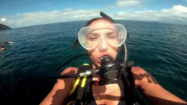 스쿠버 다이빙 여자와 휴가에 자유에 바다에서 다이빙 행복을위한 장비로 바다에서 — 비디오