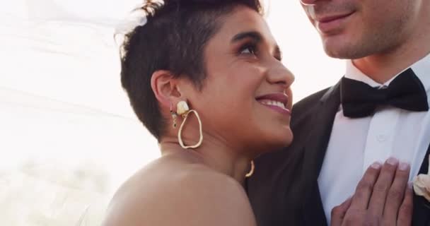 Hochzeit Lächeln Und Umarmung Mit Dem Paar Beim Empfang Für — Stockvideo