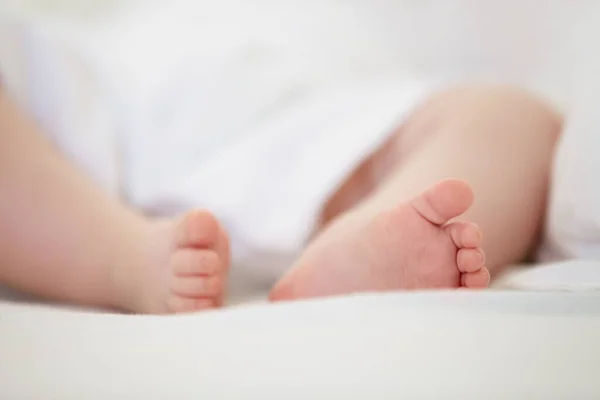 Spánek Postel Nohy Dítěte Doma Pro Snění Odpočinek Zdřímnutí Pro — Stock fotografie
