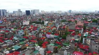 İnsansız hava aracı, binalar ve Vietnam, Asya 'da kalabalık bir şehir. Toplum ve nüfus için evleri var. Ufuk çizgisi olan bir mahalle için hava, mimari ve şehir manzarası ve büyüme veya gelişim.
