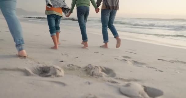 Подорожі Тримаючи Руки Ноги Людей Які Ходять Пляжі Під Час — стокове відео