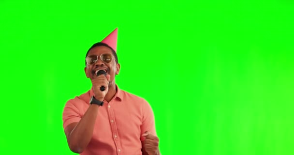 Karaoke Taniec Człowiek Mikrofonem Przez Zielony Ekran Studio Kapeluszem Imprezowym — Wideo stockowe