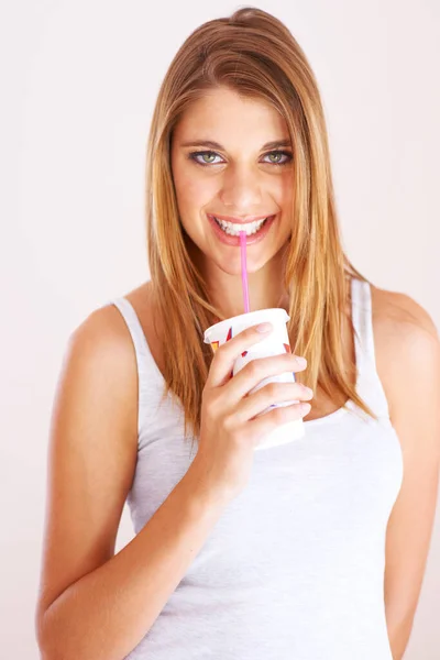 Mulher Retrato Bebida Xícara Refrigerante Cola Efervescente Sorvete Frio Milkshake — Fotografia de Stock
