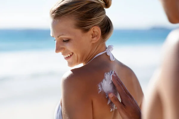 Παραλία Γυναίκα Και Αντηλιακό Στην Πλάτη Δέρμα Καλοκαίρι Για Προστασία — Φωτογραφία Αρχείου