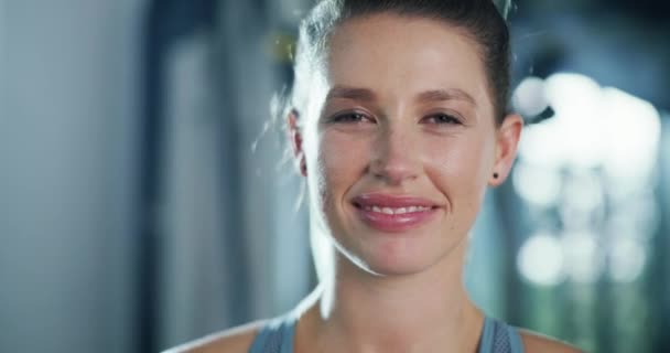 面容和女人在健身房锻炼 锻炼和大笑 俱乐部里的形象 微笑和运动员汗流浃背 以获得训练 日常活动和对运动挑战的信心 — 图库视频影像