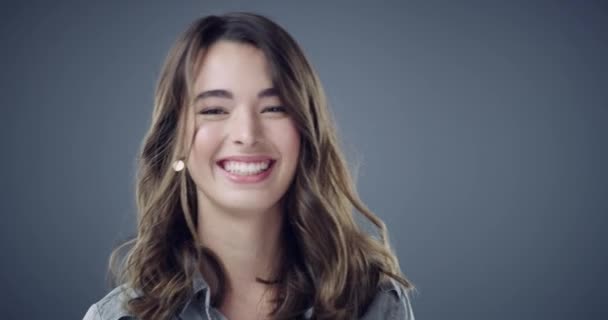 Glimlach Gezicht Vrouw Met Schoonheid Een Grijze Studio Achtergrond Met — Stockvideo