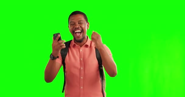 良いニュース発表のために応援スタジオで勝者の黒人男性と電話 動機と緑の画面 モバイル すごいとクロマキーモックアップでお祝いの幸せな若い男性観光客で成功 — ストック動画