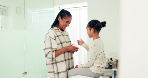 Familia Crema Madre Con Niña Baño Para Cuidado Piel Bienestar — Vídeos de Stock