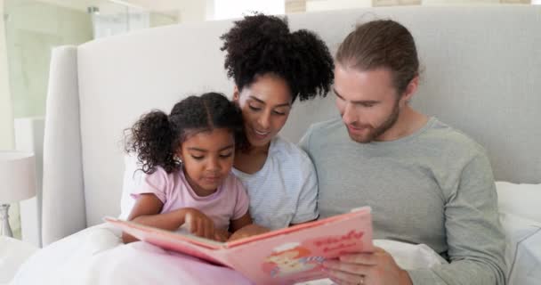 Ebeveynler Yatak Odası Çocuklar Masal Masal Edebiyat Okuyorlar Uyku Eğitim — Stok video