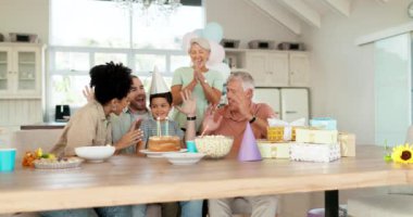 Çocukların doğum günü partisi, büyükannelerle büyükbabalar ve ebeveynler evde birlikte alkış, şarkı ve tatlı eşliğinde kutluyorlar. Mutlu aile, çocuk için heyecanlı bir kutlama, pasta ve mumlar mutfakta tebrikler..