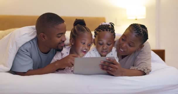 Τεχνολογία Αφρικανική Οικογένεια Tablet Και Στο Υπνοδωμάτιο Του Σπιτιού Τους — Αρχείο Βίντεο