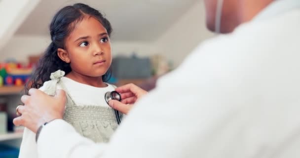Stéthoscope Médecin Fille Consultation Enfant Problème Santé Avec Cardiologie Résultats — Video