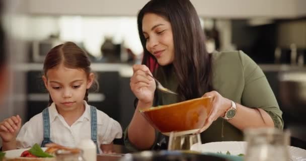 Essen Essen Und Kind Mit Mutter Beim Abendessen Bei Der — Stockvideo