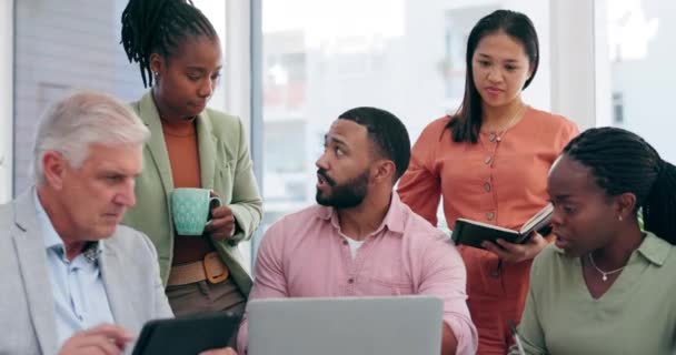 Empresários Laptop Coaching Reunião Discussão Trabalho Equipe Estratégia Escritório Pessoa — Vídeo de Stock