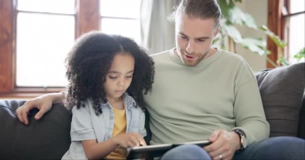 数字平板电脑和父亲与孩子在沙发上学习 游戏和照顾在不同种族的家庭在一起 父母和孩子在客厅里在线学习 发展和玩耍 — 图库视频影像