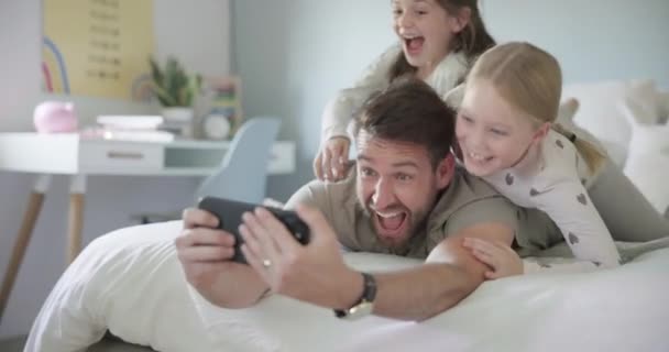 Szalona Twarz Selfie Tatą Dziećmi Dziewczyny Lub Rodzina Zabawnym Głupim — Wideo stockowe