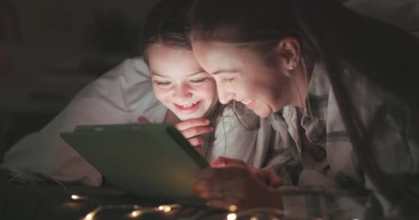 Tablet Entspannung Und Mutter Mit Tochter Schlafzimmer Zum Geschichtenerzählen Streamen — Stockvideo