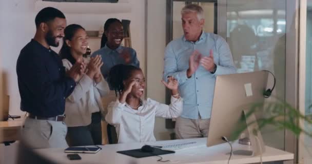 プロジェクト 戦略のためのオフィスでコンピュータ上の成功 チームワーク ビジネスの人々が高い5 夜に勝利 お祝いと応援を持つ企業 コラボレーションと男性と女性 — ストック動画