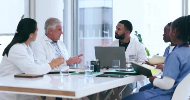 Grupo Reunión Médicos Con Ordenador Portátil Planificación Discusión Con Innovación — Vídeo de stock