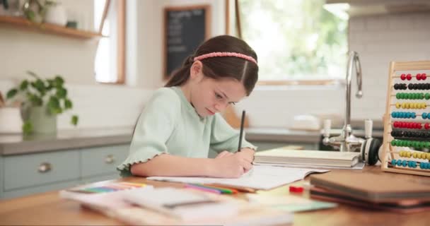 教育と学習のための家のテーブルで宿題を描く 女の子の子供 勉強とそろばんの開発のための数学や創造的なプロジェクトのための鉛筆を持つ若い学校の子供や学生 — ストック動画