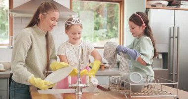 Anne, kız çocuklar ve ev mutfağında temizlik bulaşıkları mikroplar ya da takım çalışması için pislik. Anne, çocuklar ve kumaş yıkama, kurulama ve öğrenme için eldiven, sohbet ve gülme becerileri için birlikte.
