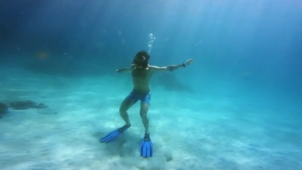 Scuba Dalışı Insanlar Okyanus Altında Yüzmek Macera Seyahat Tatilde Özgürlük — Stok video