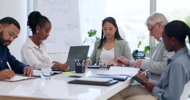 商务人员 会议和文件合作制定策略 团队合作或办公室讨论 在工作场所进行营销或规划的团队项目的公司雇员小组 — 图库视频影像