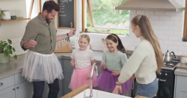 Семья Родители Дети Танцуют Дома Счастья Выходных Снятия Стресса Музыки — стоковое видео