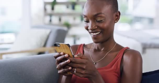 自宅でチャット テキスト Webコミュニケーションのためのソファの電話 幸せな黒人女性 ソーシャルメディア スクロール Gif オンラインデート または冷たいリビングルームのスマートフォン アプリ — ストック動画