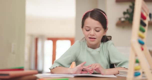 Pensando Contando Criança Com Lição Casa Matemática Uma Mesa Casa — Vídeo de Stock