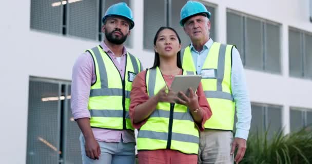 Mérnök Táblagép Építőmunkásokból Álló Csapat Karbantartási Projektről Tárgyalt Helyszínen Tervezés — Stock videók