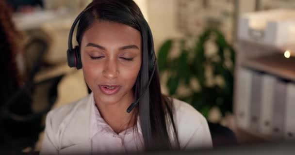 Face Çağrı Merkezi Bir Kadın Gece Müşteri Hizmetleri Için Kulaklıkla — Stok video