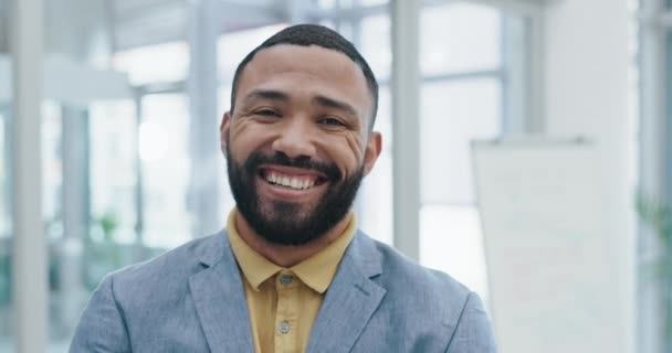 Счастлив Уверен Лицо Молодого Бизнесмена Стоящего Офисе Юридическим Успехом Счастье — стоковое видео