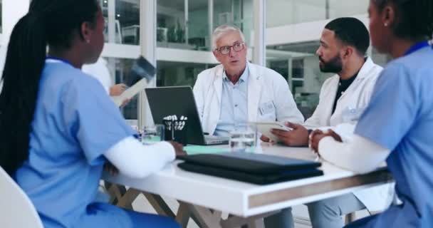 Pessoal Reunião Médicos Com Laptop Discussão Pesquisa Com Cuidados Saúde — Vídeo de Stock