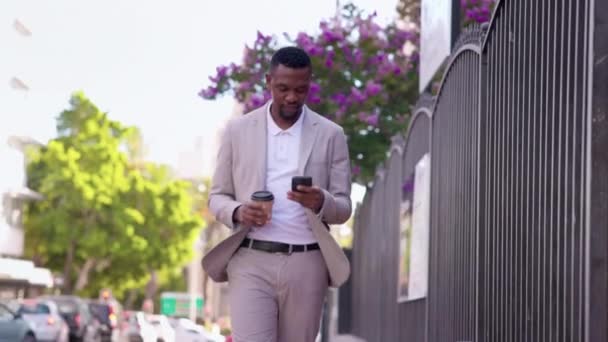 都市部のオフィスや仕事に歩いて会話 モバイルネットワークや起業家のための都市のビジネス 電話や黒人男性 ビジネスマン こんにちは 連絡先 CrmまたはB2Bでスマートフォンで話して — ストック動画