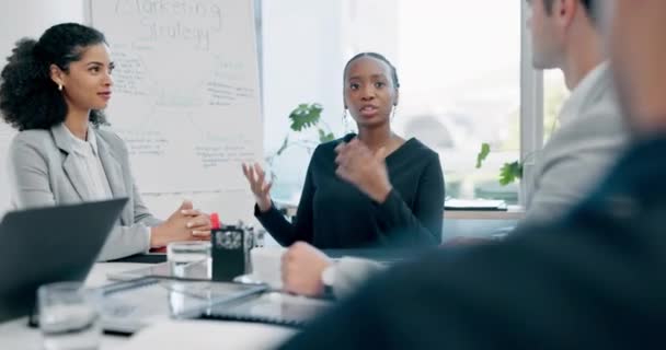 Workshop Treffen Und Schwarze Frau Mit Geschäftsleuten Whiteboard Feedback Brainstorming — Stockvideo
