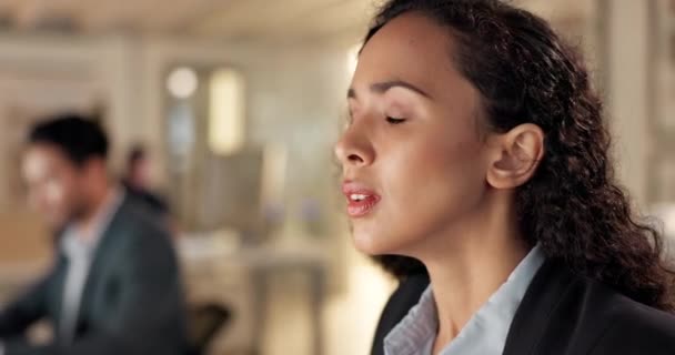 Noite Dor Cabeça Estresse Com Mulher Negócios Escritório Para Ansiedade — Vídeo de Stock