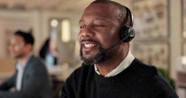 コールセンター 黒人男性と顧客サービスのためのコンサルタントの通信 お問い合わせやコンピュータで遅く働く Crmの質問のためのデスクトップで男性テレマーケティングエージェントのコンサルティング 販売やサポート — ストック動画