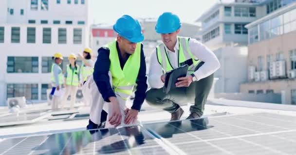 Panele Słoneczne Mężczyźni Dyskusja Inżynieryjna Tabletem Planowania Budowy Miasta Elektryk — Wideo stockowe