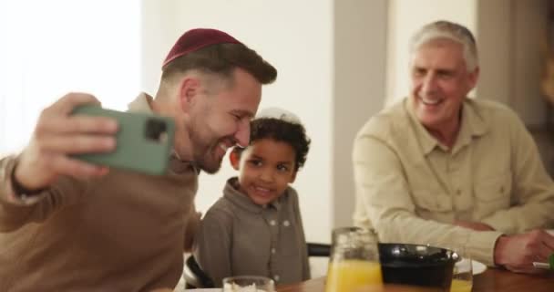 キッチンボンドでシニアの父親を持つセルフィー そして男は 一緒に家で思い出や楽しい 自宅で朝食 プロフィール写真や写真のための父と祖父を持つユダヤ人 幸せな家族と少年子供 — ストック動画