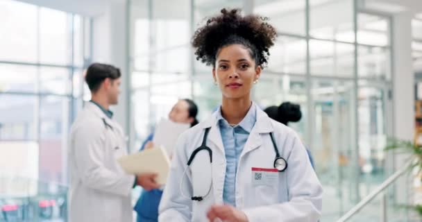 Mutlu Kadın Doktor Kollar Hastanede Sağlık Ameliyat Liderlik Için Çapraz — Stok video