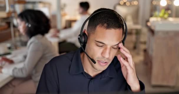 Callcenter Kopfschmerzen Und Geschäftsmannstress Gesundheitsprobleme Oder Erschöpfung Bei Nächtlicher Kommunikation — Stockvideo