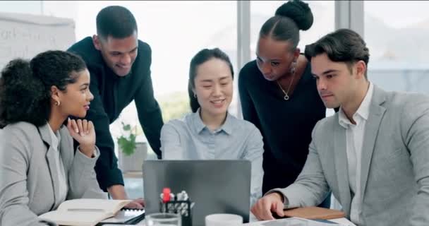 Oficina Reunião Mulher Com Pessoas Negócios Laptop Para Feedback Brainstorming — Vídeo de Stock